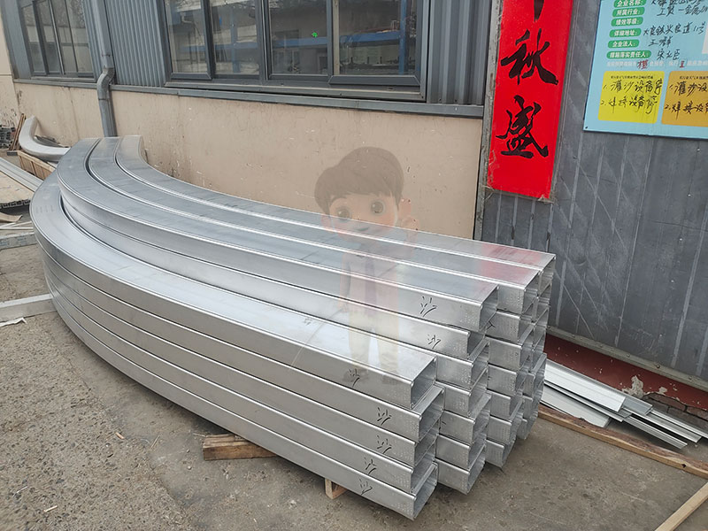 解析幕墻型材拉彎對建筑節(jié)能與環(huán)境適應性的影響：實現(xiàn)綠色建筑的技術路徑