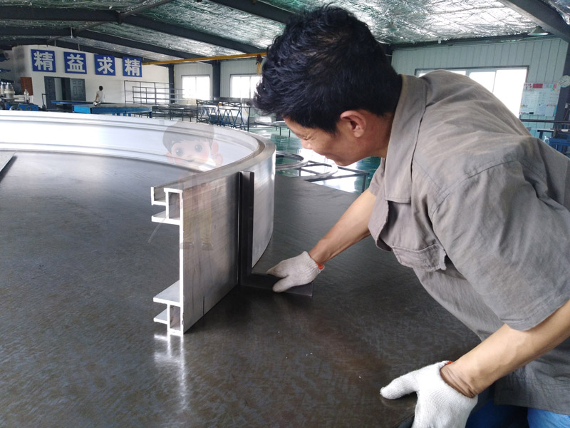 鋁包木型材拉彎在家具設計中的應用：創(chuàng)造個性化、環(huán)保的家居解決方案