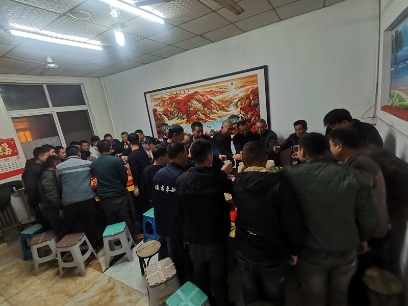 《感恩有你，“職”迎新生——北京型材拉彎廠感恩節(jié)特別聚餐》